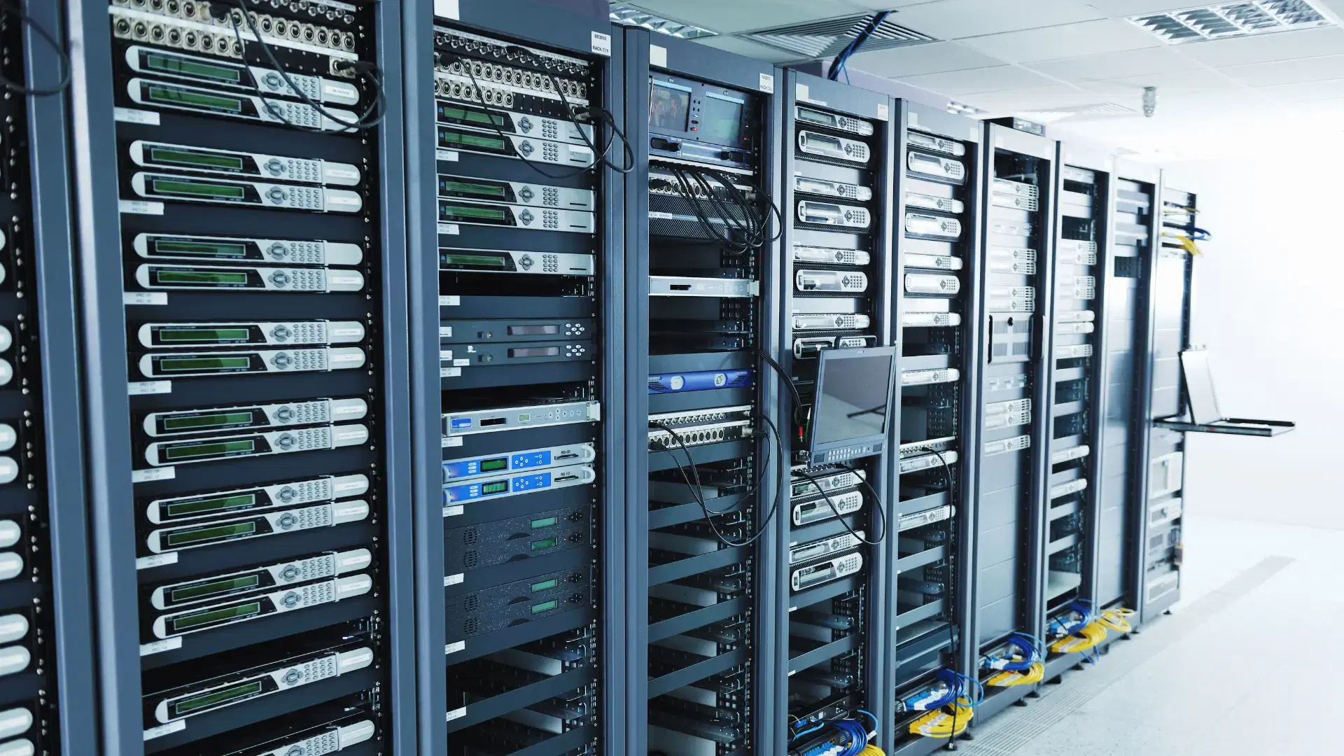 Tim engineer INDITAMA menangani infrastruktur pusat data enterprise